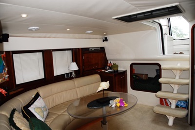 NYC charter boat Yacht 17  salon